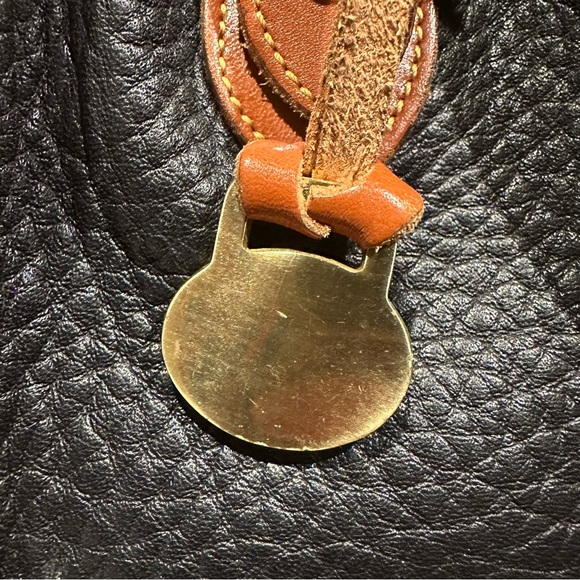 Beautiful Dooney and Bourke Vintage Black Essex Purse - Picture 9 of 16